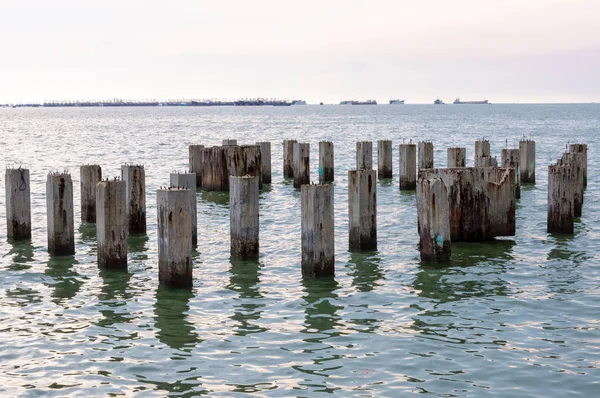 Beihai, Çin - Haz, 2013: Su terk iskeledışında yapışmasını Kazıklar.