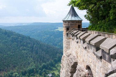Kale duvarı ve ovaların üzerindeki bir uçurumun üzerinde eski bir ortaçağ kalesinin kulesi.