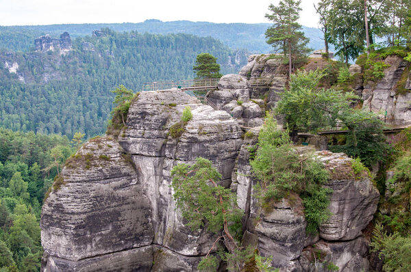 Горный пейзаж Саксонской Швейцарии. Лесные скалы
.