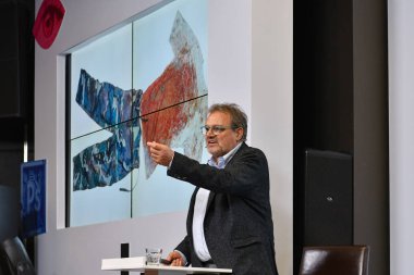 Moskova, Rusya - 24 Nisan 2018: İtalyan fotoğrafçı Oliviero Toscani'nin usta sınıfı, İtalyan markası Benetton için tartışmalı reklam kampanyaları tasarlamakla dünya çapında tanınıyor.