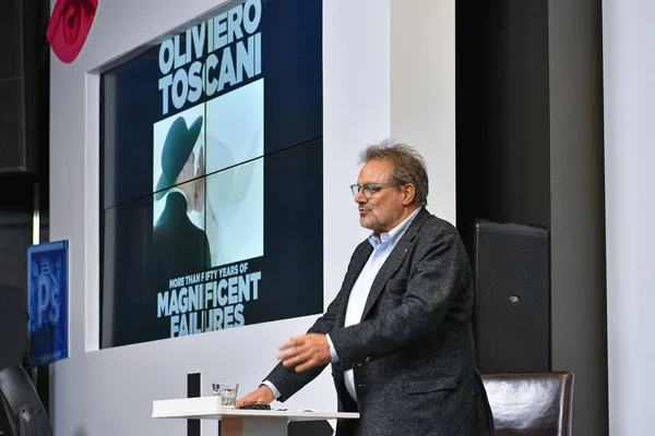 Moskova, Rusya - 24 Nisan 2018: İtalyan fotoğrafçı Oliviero Toscani'nin usta sınıfı, İtalyan markası Benetton için tartışmalı reklam kampanyaları tasarlamakla dünya çapında tanınıyor.