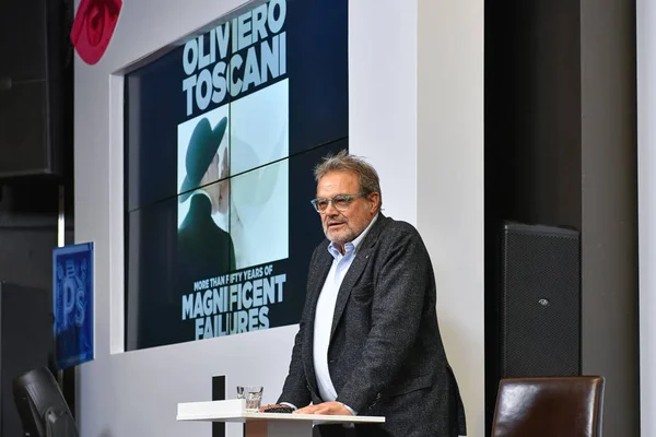 Moskova, Rusya - 24 Nisan 2018: İtalyan fotoğrafçı Oliviero Toscani'nin usta sınıfı, İtalyan markası Benetton için tartışmalı reklam kampanyaları tasarlamakla dünya çapında tanınıyor.