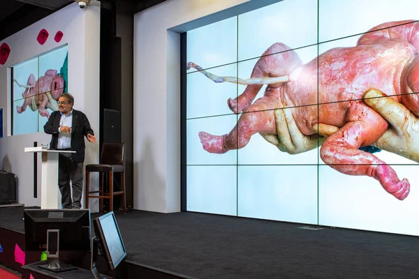 Moskova, Rusya - 24 Nisan 2018: İtalyan fotoğrafçı Oliviero Toscani'nin usta sınıfı, İtalyan markası Benetton için tartışmalı reklam kampanyaları tasarlamakla dünya çapında tanınıyor.