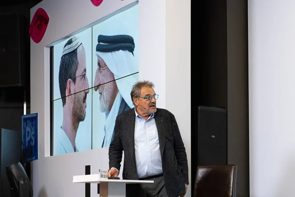 Moskova, Rusya - 24 Nisan 2018: İtalyan fotoğrafçı Oliviero Toscani'nin usta sınıfı, İtalyan markası Benetton için tartışmalı reklam kampanyaları tasarlamakla dünya çapında tanınıyor.