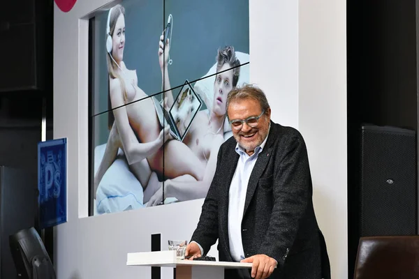 Moskova, Rusya - 24 Nisan 2018: İtalyan fotoğrafçı Oliviero Toscani'nin usta sınıfı, İtalyan markası Benetton için tartışmalı reklam kampanyaları tasarlamakla dünya çapında tanınıyor.