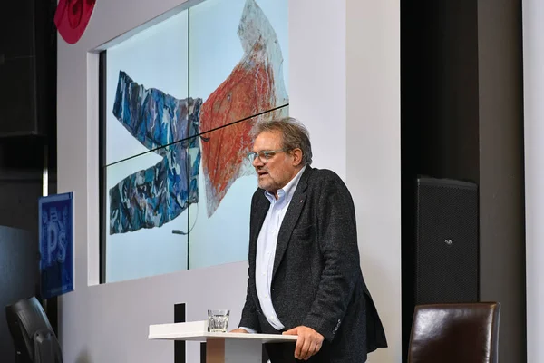 Moskova, Rusya - 24 Nisan 2018: İtalyan fotoğrafçı Oliviero Toscani'nin usta sınıfı, İtalyan markası Benetton için tartışmalı reklam kampanyaları tasarlamakla dünya çapında tanınıyor.