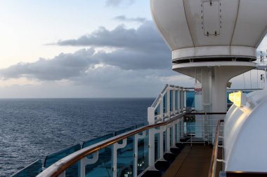 Yolcu gemisinin güvertesinden okyanusa bak. Deniz ufku, bulutlar, mavi tropikal gökyüzü