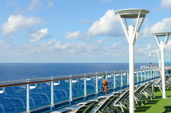 Näkymä Risteilyaluksen Kannelta Meressä Istumapaikka Matkustajille Tuolit Aurinkotuolit Auringonotto — kuvapankkivalokuva