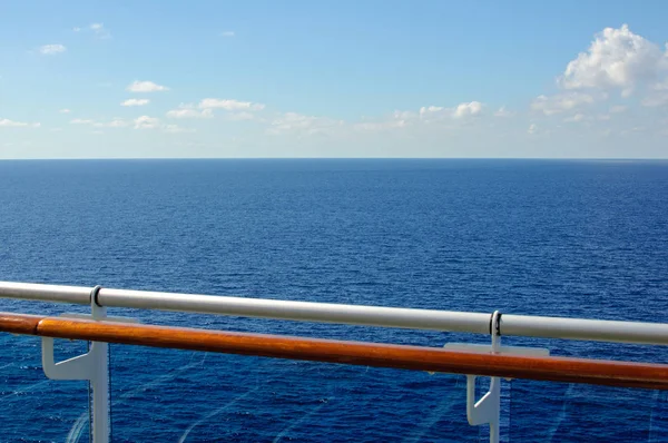 Vista Desde Cubierta Del Crucero Hasta Océano Horizonte Marino Nubes —  Fotos de Stock