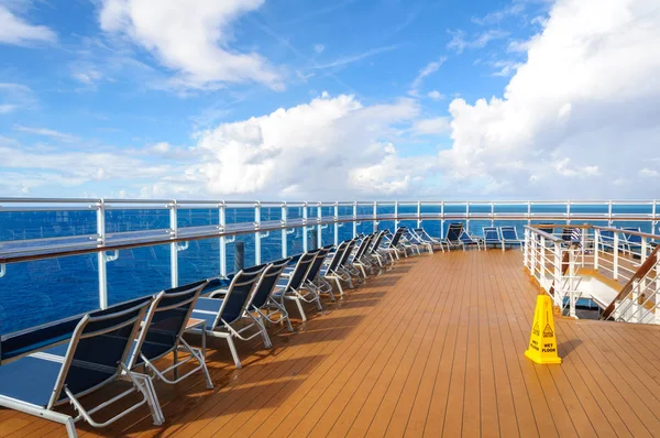 Okyanusta bir yolcu gemisinin güvertesinden görünümü. Yolcular, sandalyeler ve şezlonglar için oturma alanı. Güneşlenmek.