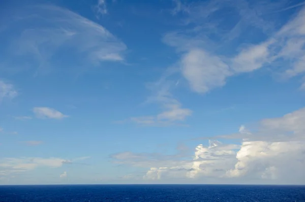 Zee Horizon Tegen Blauwe Hemel Met Wolken — Stockfoto