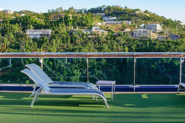 Okyanusta bir yolcu gemisinin güvertesinden görünümü. Yolcular, sandalyeler ve şezlonglar için oturma alanı. Güneşlenmek.