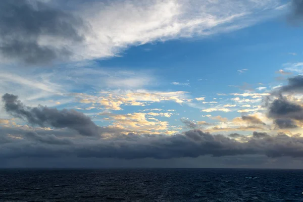 Mořské Nebe Mračny Nad Mlžné Obzory — Stock fotografie