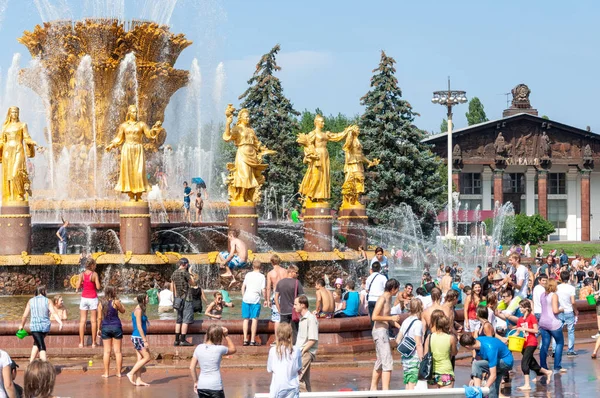 Moskova, Rusya - Ağustos, 2011: Şehirde ısı. İnsanlar sıcak yaz havalarında şehir çeşmesinde yıkanıyor.