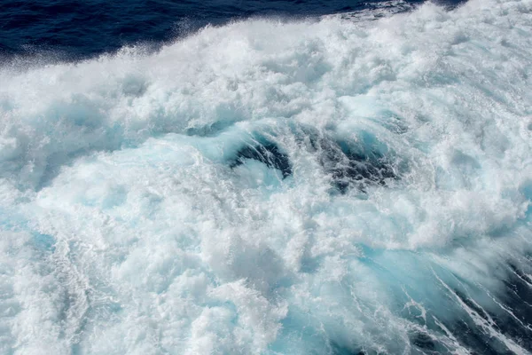 Ocean Wave Met Zeeschuim Aan Bovenkant — Stockfoto