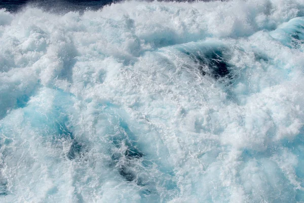 上部に海の泡を持つ海の波 — ストック写真