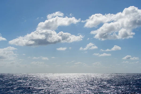 Blauwe Hemel Met Witte Wolken Het Azuurblauw Water Van Oceaan — Stockfoto