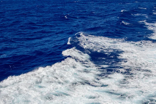 上に白い海泡の青い海の波 — ストック写真