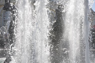 Yaz sıcağında şehir çeşme serin jetleri.