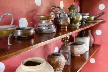 Rafta vintage kil ve bakır gereçleri