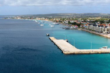 Bonaire, Hollanda - Ocak 2019: Kralendijk ve limanın kuş bakışı görünümü. Havadan görünüm.