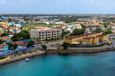 Bonaire, Hollanda - Ocak 2019: Kralendijk ve limanın kuş bakışı görünümü. Havadan görünüm.