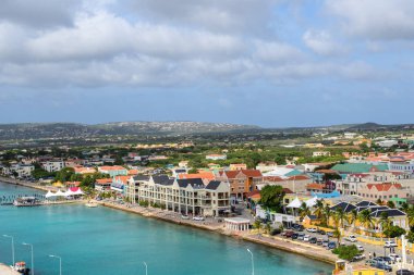 Bonaire, Hollanda - Ocak 2019: Kralendijk ve limanın kuş bakışı görünümü. Havadan görünüm.