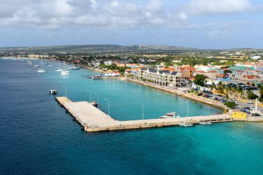 Bonaire, Hollanda - Ocak 2019: Kralendijk ve limanın kuş bakışı görünümü. Havadan görünüm.