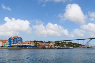 Willemstad, Curacao, Hollanda - Ocak 2018: Willemstad 'daki tahta kaldırım ve basküle yaya köprüsü.