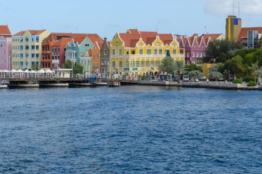 Willemstad, Curacao, Hollanda - Ocak 2018: Willemstad 'daki tahta kaldırım ve basküle yaya köprüsü.
