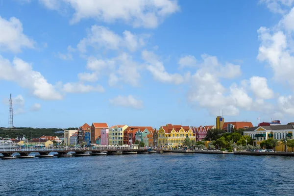 Willemstad, Curacao, Hollanda - Ocak 2018: Willemstad 'daki tahta kaldırım ve basküle yaya köprüsü.