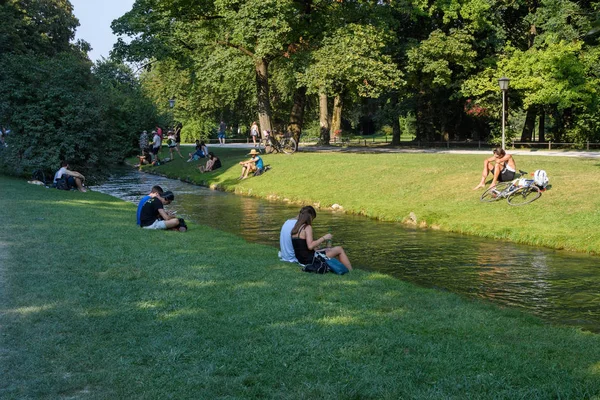 Monachium Niemcy Sierpień 2018 Obywatele Odpocząć Upale Słońce Zacienionym Parku — Zdjęcie stockowe