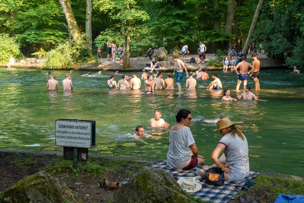2018 비정상적으로 사람들은 더위를 피하기 금지에도 불구하고 위험한 강에서 — 스톡 사진