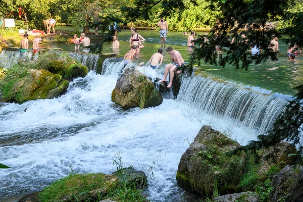 Münih, Almanya - Ağustos 2018: Şehirde anormal sıcaklık. İnsanlar yasağa rağmen tehlikeli bir nehirde yüzen sıcaktan kaçmaya çalışıyorlar..