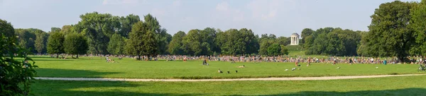 德国慕尼黑 2018年8月 市民在城市公园野餐时大量晒日光浴 — 图库照片