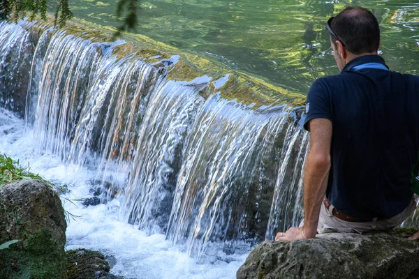 Münih, Almanya - Ağustos 2018: Şehirde anormal sıcaklık. İnsanlar yasağa rağmen tehlikeli bir nehirde yüzen sıcaktan kaçmaya çalışıyorlar..