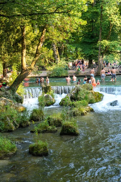 Monachium Niemcy Sierpień 2018 Nienormalne Ciepło Mieście Ludzie Próbują Uciec — Zdjęcie stockowe