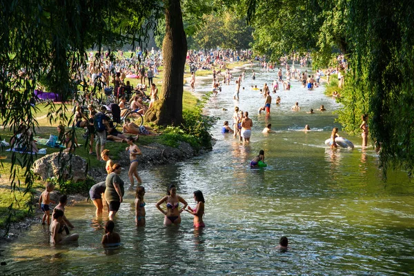 Monachium Niemcy Sierpień 2018 Nienormalnie Gorąca Pogoda Ludzie Uciekają Upałów — Zdjęcie stockowe