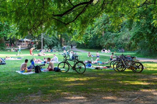 2018년 그늘진 공원에서 뜨거운 태양아래에서 휴식을 취하는 시민들 — 스톡 사진