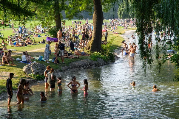 2018 비정상적으로 사람들은 공원의 시원한 강에서 더위에서 — 스톡 사진
