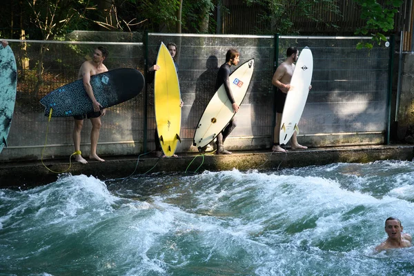 Munich Allemagne Août 2018 Les Surfeurs Entraînent Sur Une Vague Images De Stock Libres De Droits