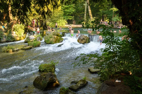 Münih, Almanya - Ağustos 2018: Anormal sıcak hava. İnsanlar şehir Parkı'nın serin nehrinde sıcaktan kaçıyorlar..