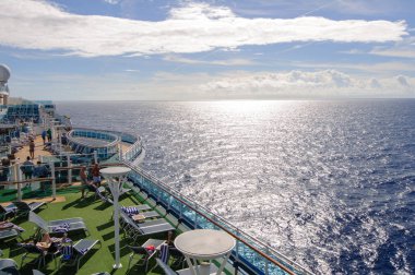 Yolcu gemisinin üst güvertesinden deniz manzarası. Işığa karşı.