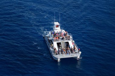 Karayipler, Atlantik Okyanusu - Ocak 2018: Shuttle katamaran yolcuları kıyıdan yolcu gemisine taşıyor.