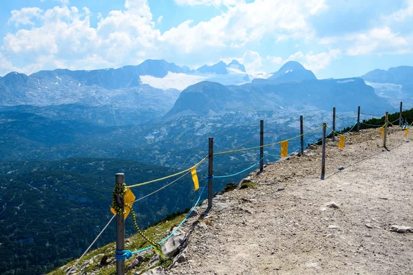 Avusturya Alpleri'nde rota üzerinde Yürüyüş yolu tehlikeli bir yerde Güvenlik çit.