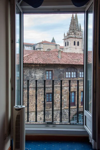 Oviedo, İspanya - Aralık 2009: Sabahın erken saatlerinde ortaçağ şehrinin penceresinden görünümü.