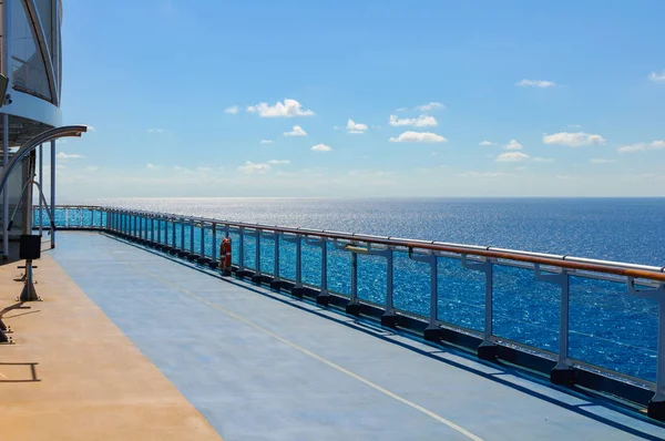 Blaues Laufband Auf Dem Deck Eines Kreuzfahrtschiffes Zum Joggen Während — Stockfoto