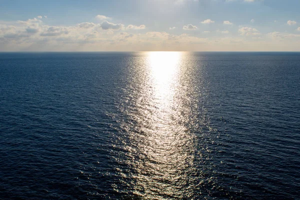 Modrý Atlantický Oceán Obzoru Slunce Zapadající Slunce Stezka Vodu Sluncem — Stock fotografie
