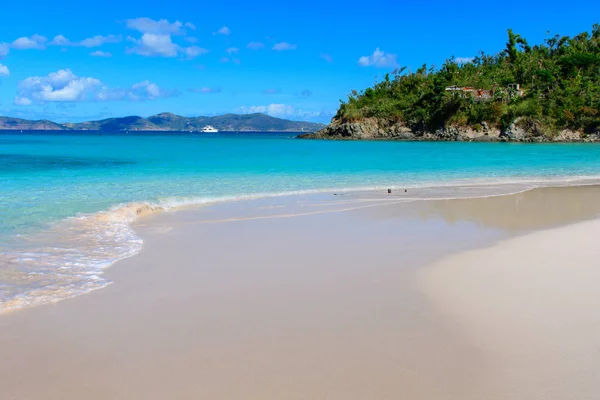 Azurblaues Wasser Und Weißer Sand Eines Tropischen Strandes Vor Einem — Stockfoto