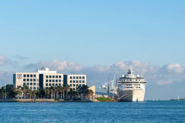 Miami, Florida - Aralık 2017: Royal Caribbean cruise şirketinin merkezi ve iskeledeki yolcu gemisi.